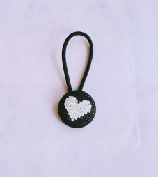 白ハートの黒ヘアゴム