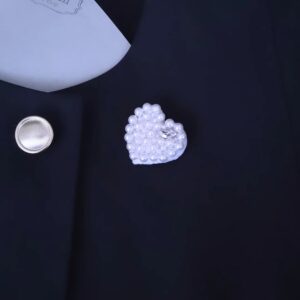 ハートブローチの位置