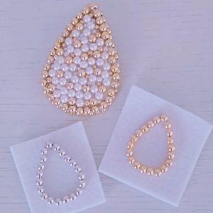 制作途中のドロップブローチ